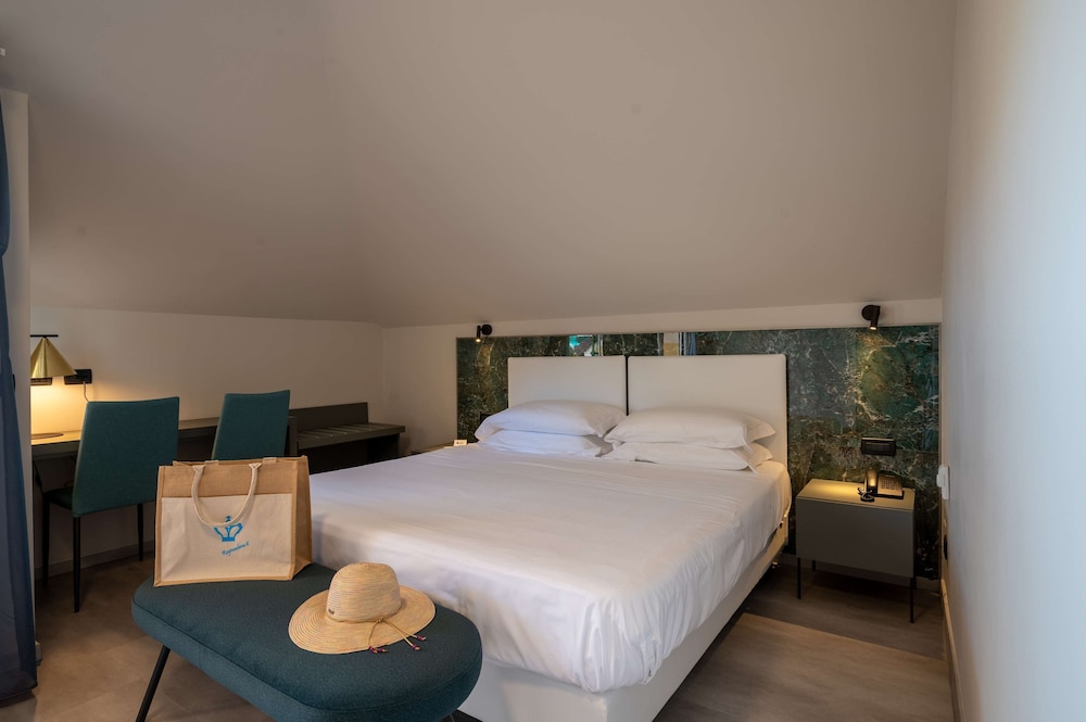 Suite, 1 Queen Bed, Balcony, Sea View (Living Room;with Single Sofabed) photo 2