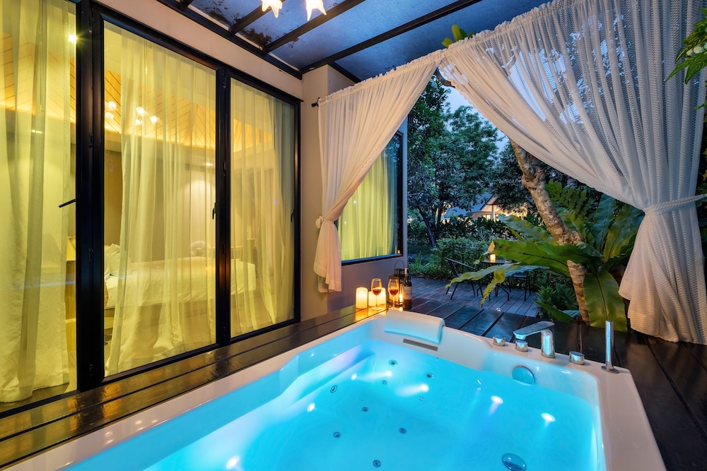 Honeymoon Suite - Photo 1