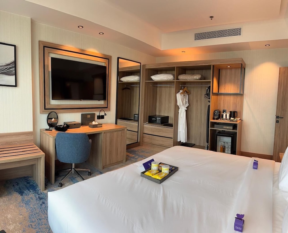 Deluxe Suite, Partial Sea View