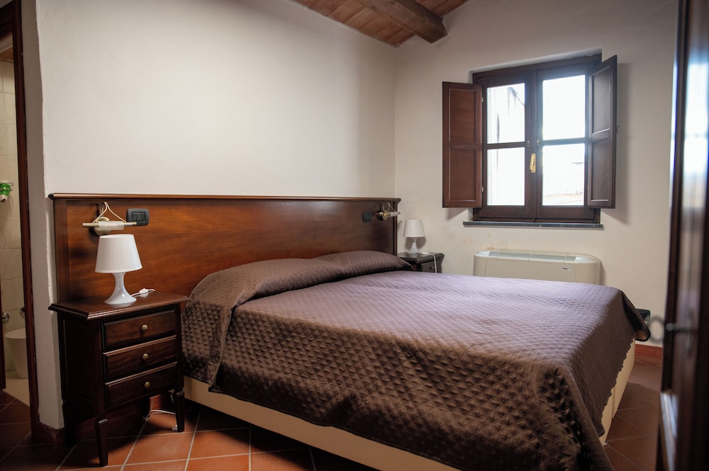 Basic Double or Twin Room, 1 Double Bed, Private Bathroom, Mountain View