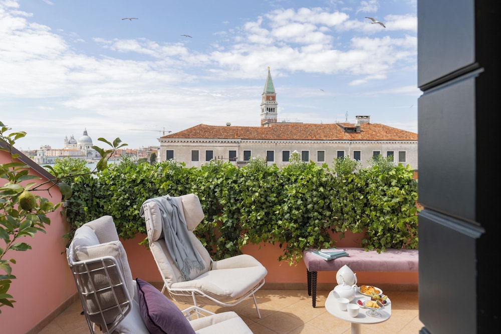 Panoramic Suite, Terrace, Lagoon View (Top Floor) thumbnail 5