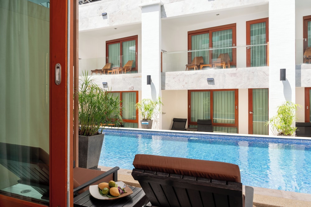 Deluxe Room, Pool Access (Free Daily Minibar) - Photo 5
