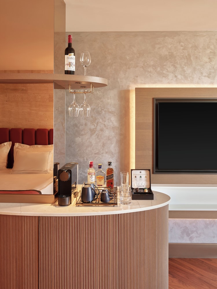 Penthouse Suite with Turkish Bath & Jacuzzi thumbnail 6