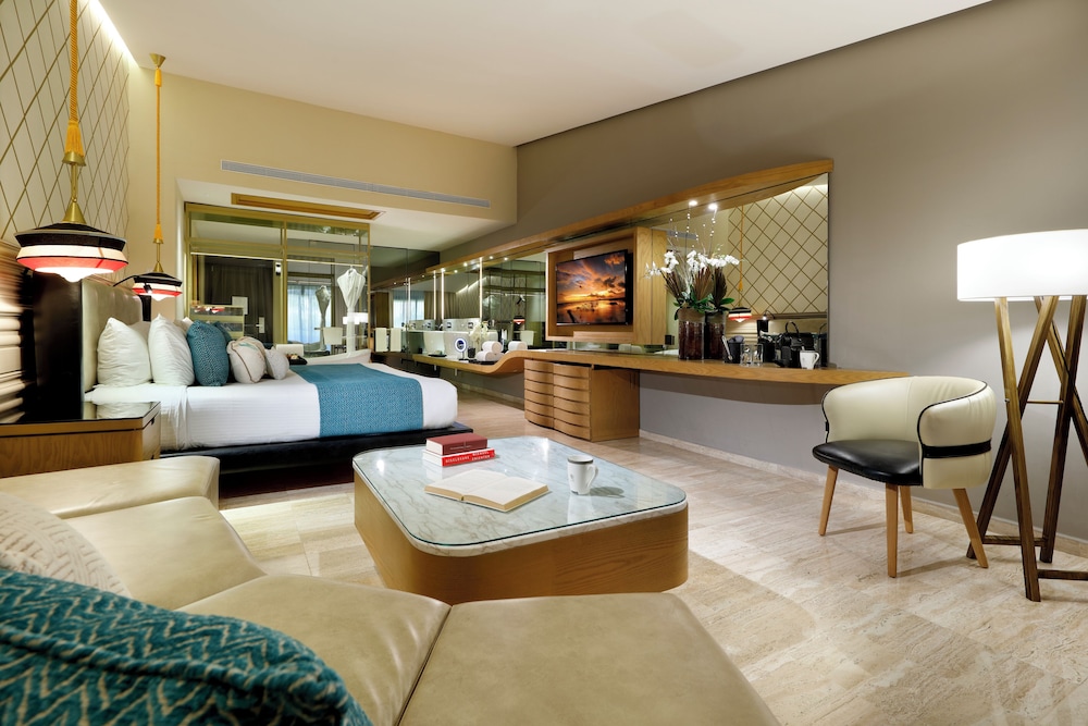 Junior Suite Jacuzzi Terrace Poolside