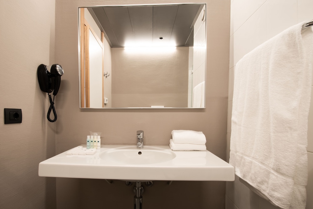 Standard Double Room - Photo 5
