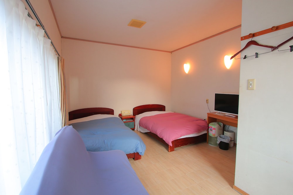 Twin Room - Photo 3