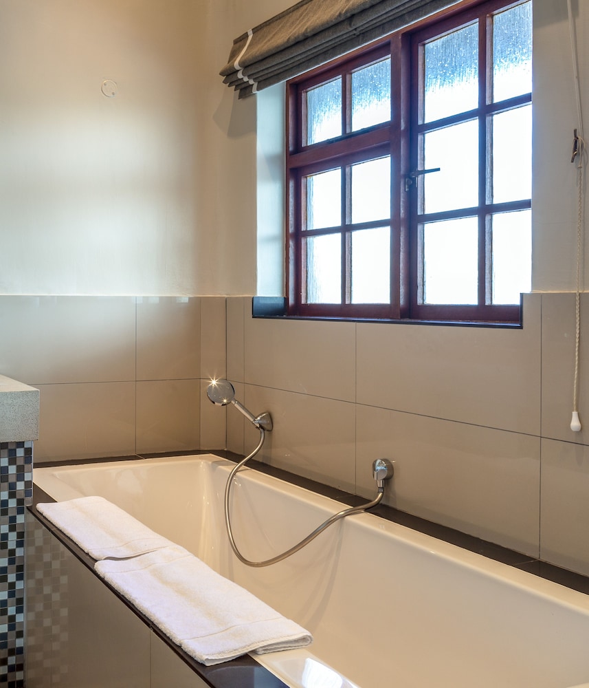 Executive Suite - Photo 20