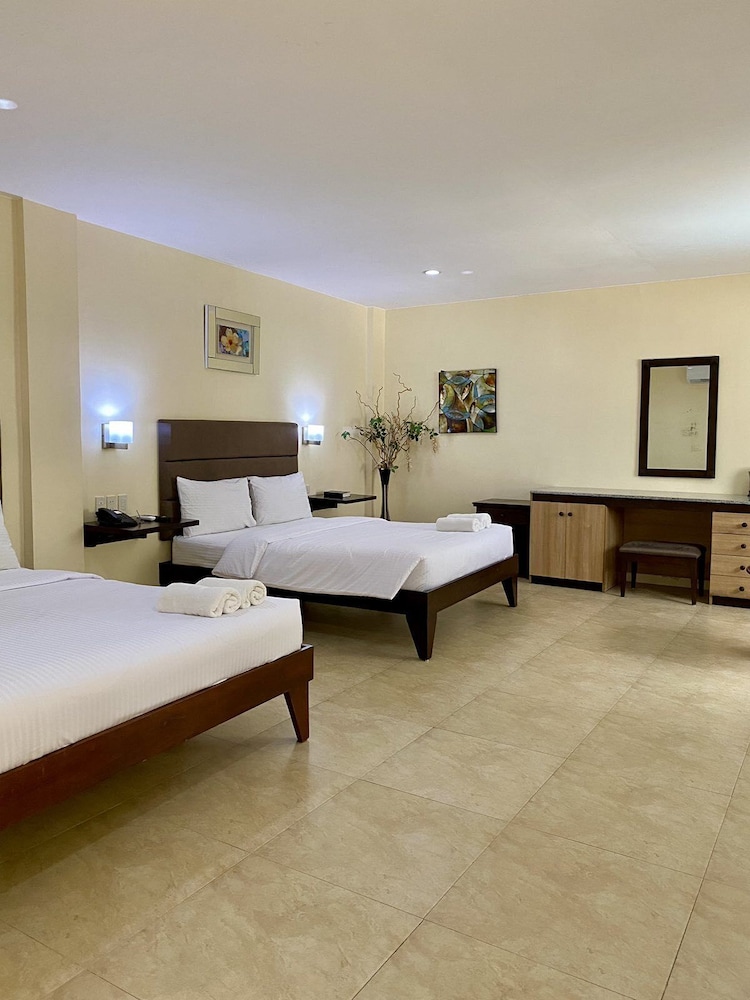 Deluxe Family Room (West Wing) photo 2
