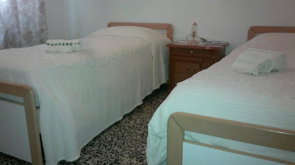 Twin Room, 2 Twin Beds, Shared Bathroom photo 2