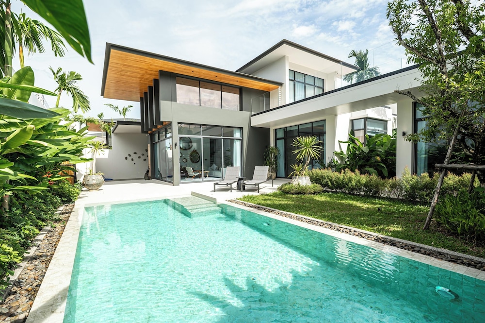 Luxury Four-Bedroom Pool Villa photo 1