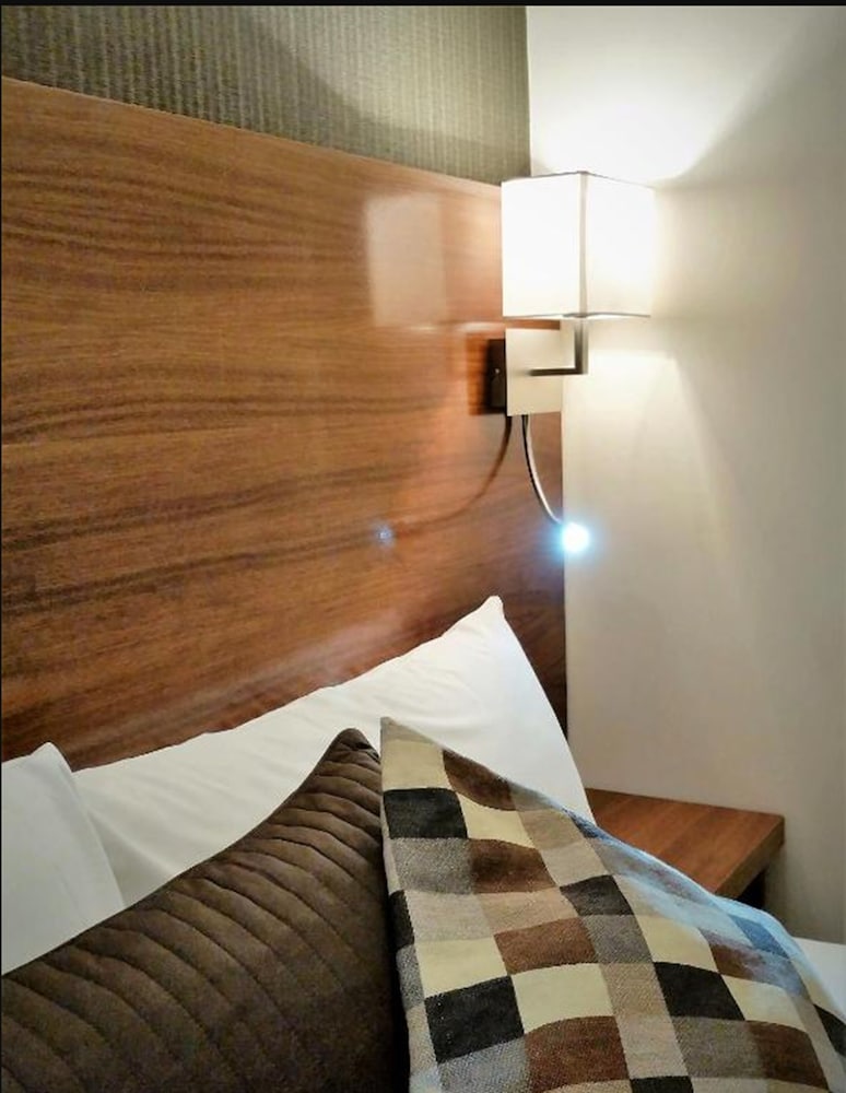 Small budget Single box size room, no windows, no AC, shared bathroom and WC photo 3