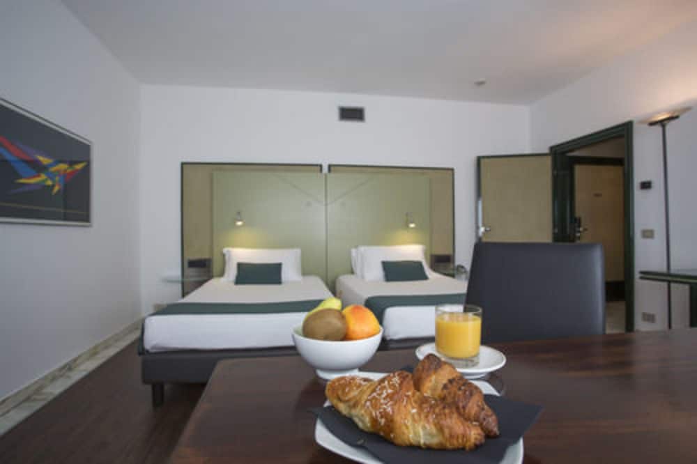 Standard Twin Room - Photo 7