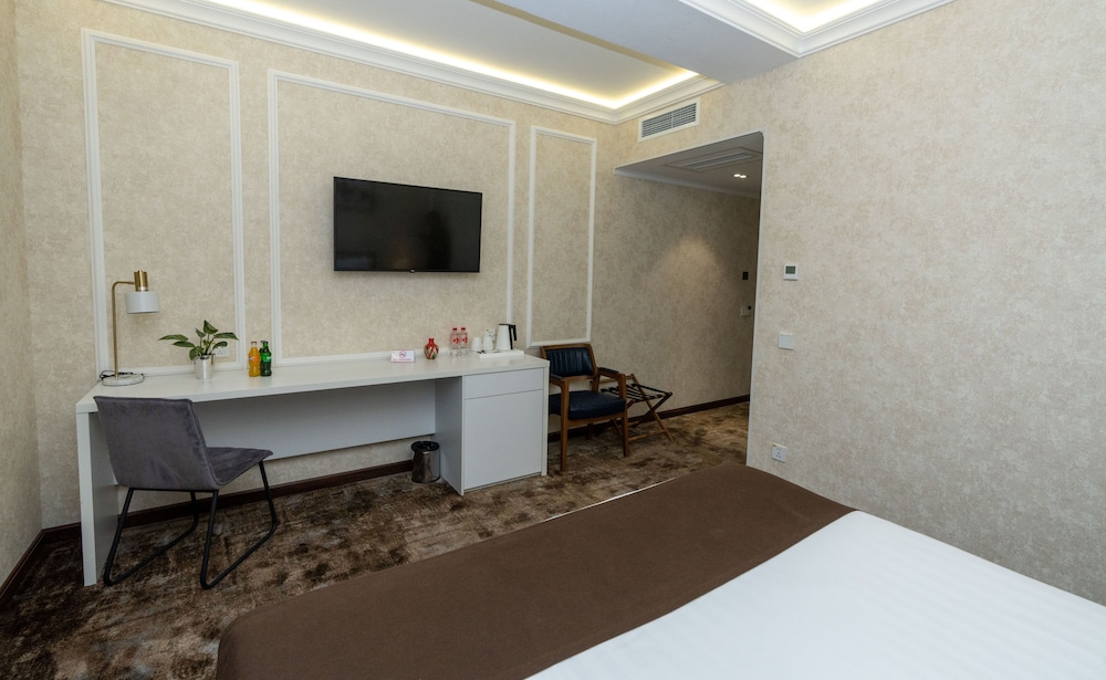 Standard Room, 1 Queen Bed photo 2