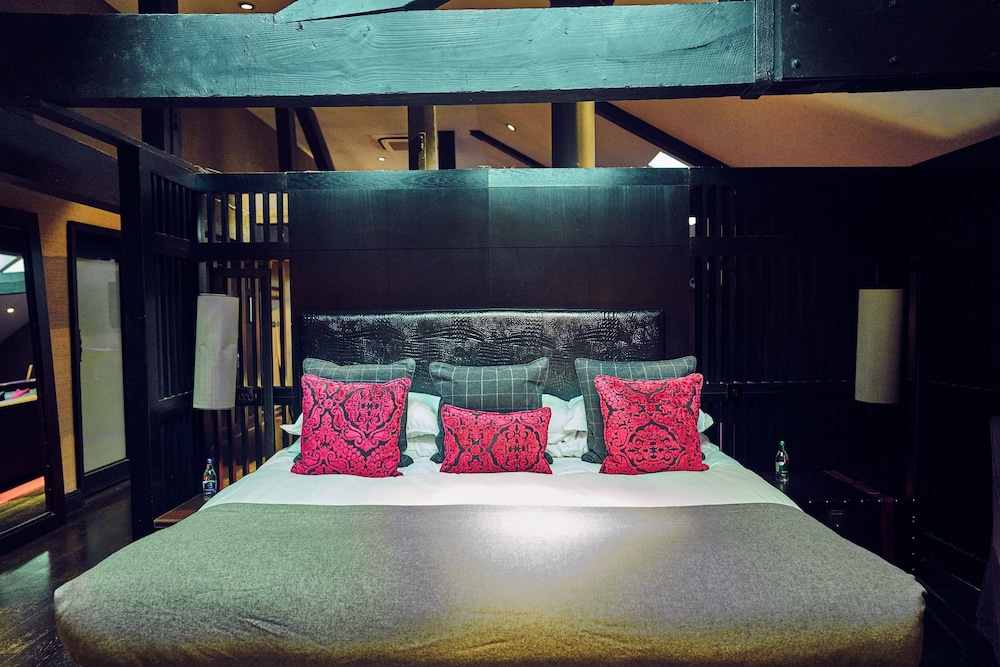 Signature Suite - Photo 3