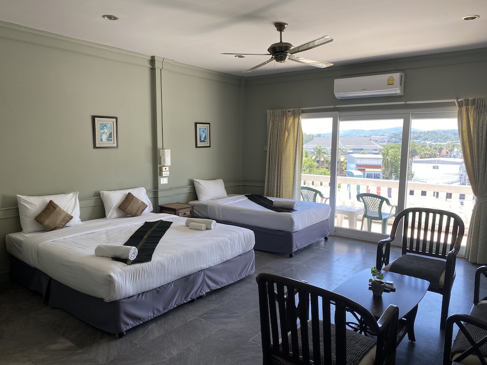 Family Triple Room with Pool and Sea View photo 1