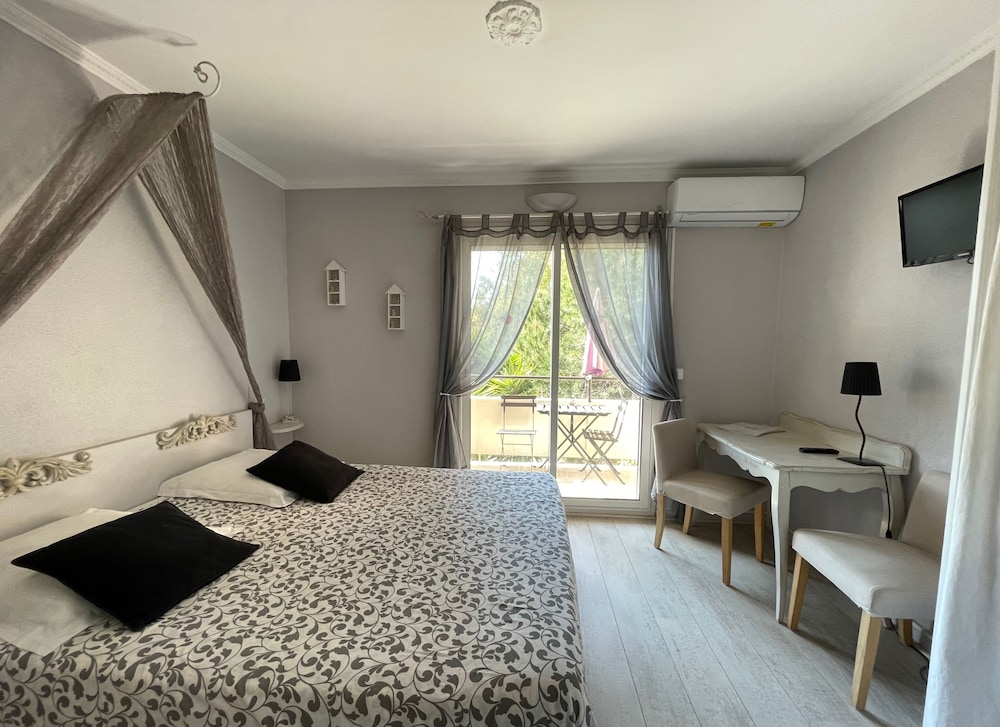 Standard Double Room, Garden View