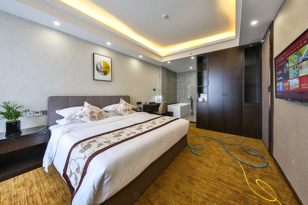 Executive Suite, 1 King Bed, Smoking - Photo 2