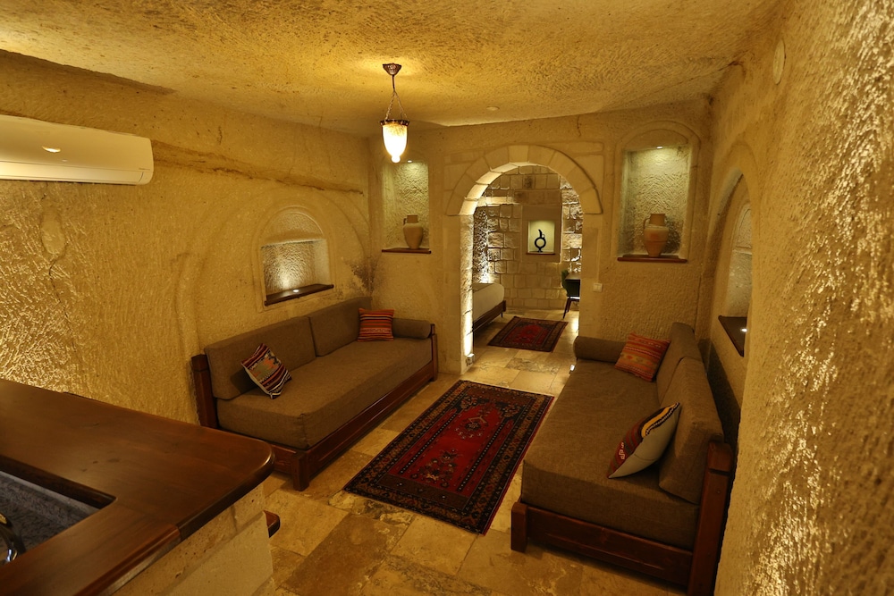 Family Room, Courtyard Area (Cave) photo 1
