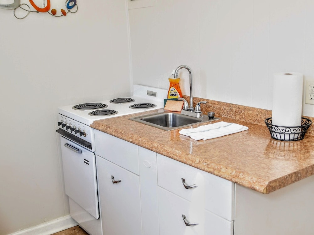 Standard Studio, Ensuite (Single Queen Efficiency) photo 2