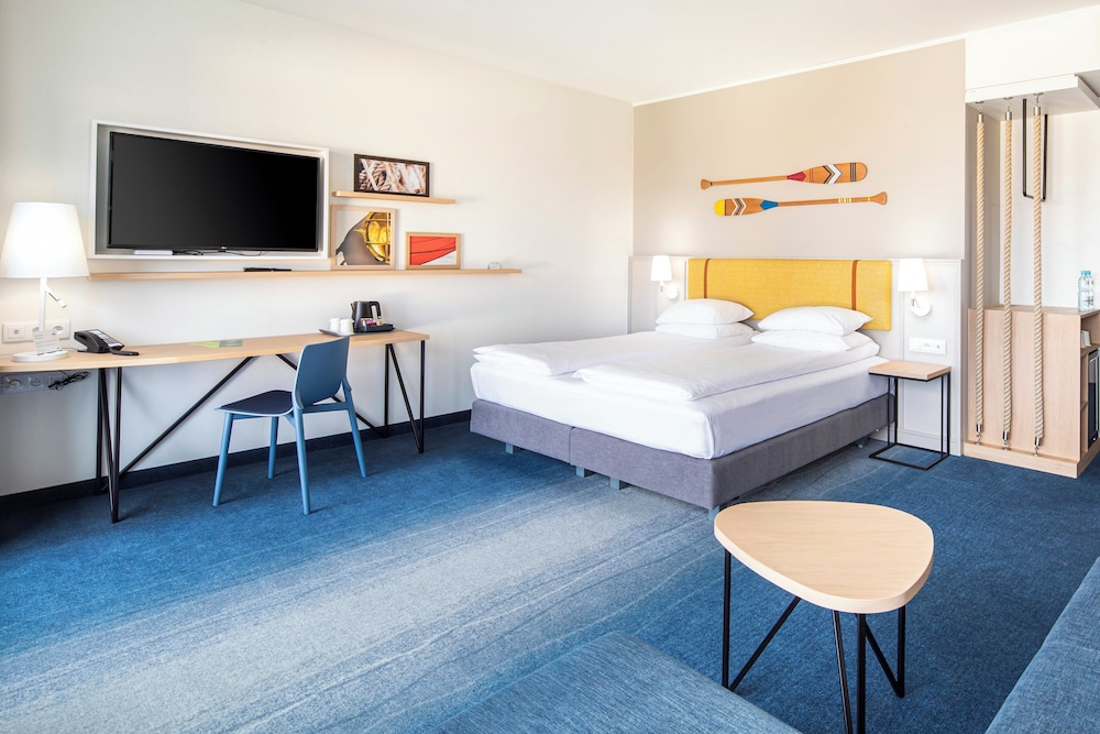 Standard Room, 1 Queen Bed, Accessible - Photo 6