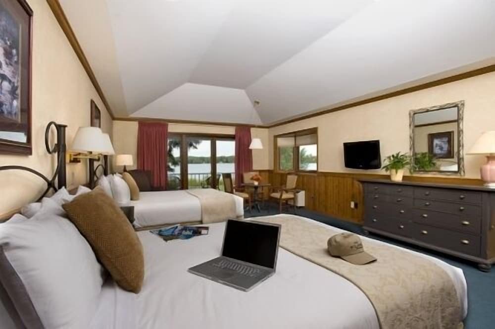 Mission Point Bayview w/ 2 Queen Beds