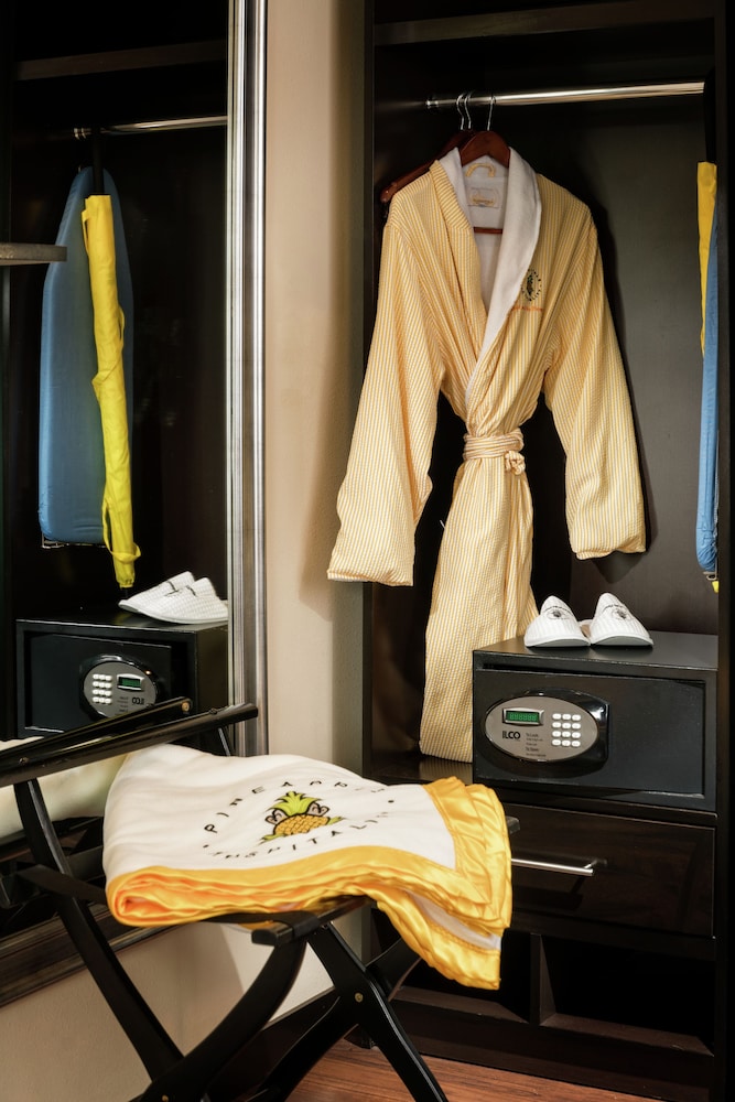 Room, 1 King Bed, Accessible - Photo 4