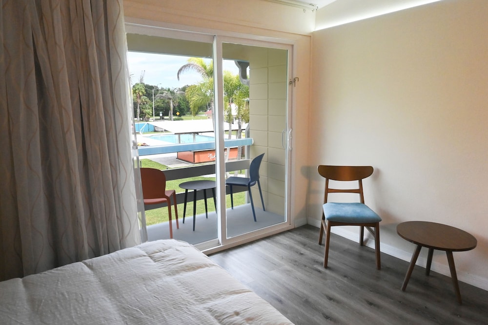 Premium Room, 1 King Bed, Balcony/Patio Pool View - Photo 4