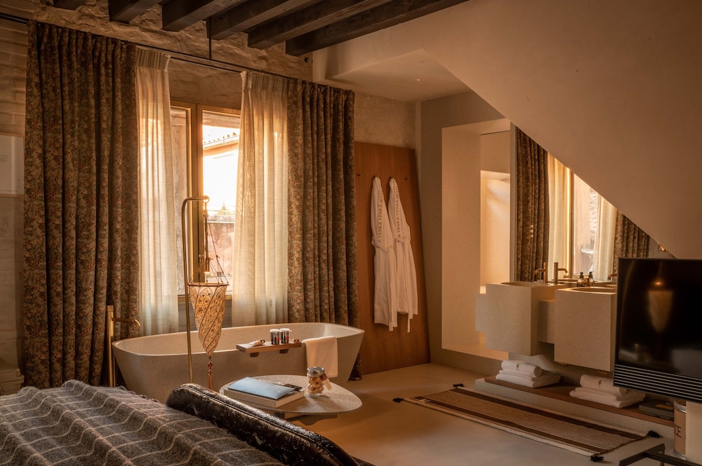 Postvenetian De Luxe