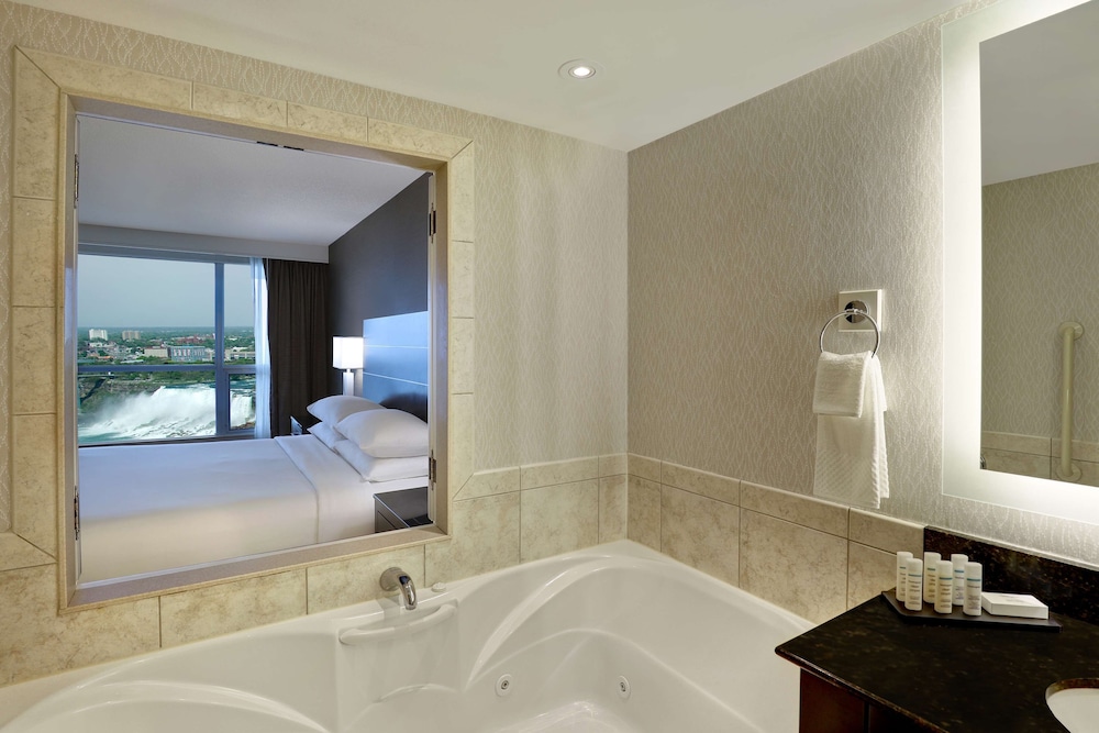 Premium Suite with 1 King, Sofa Bed and view of Niagara Falls and American Falls Floors 32-35 thumbnail 6