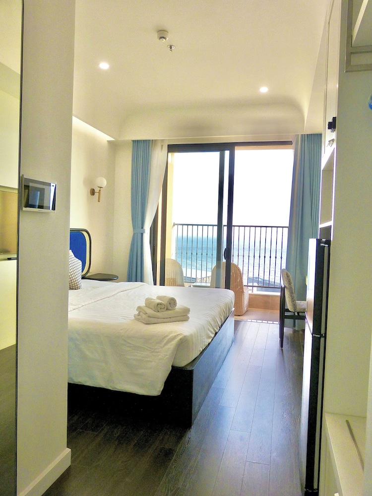 Superior Studio, 1 King Bed, Sea View, Tower