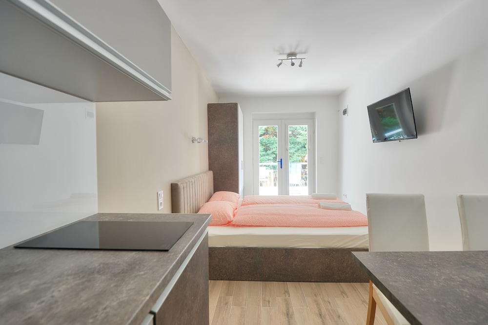 Studio, 1 Queen Bed, Balcony photo 3