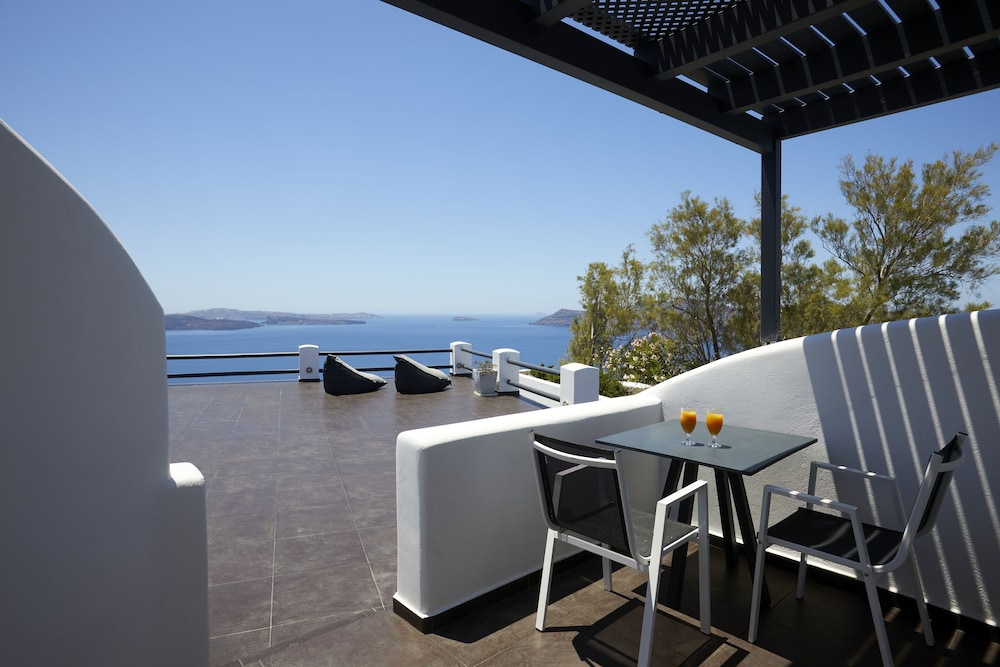 Elegant Suite with outdoor heated private Jacuzzi - Photo 21