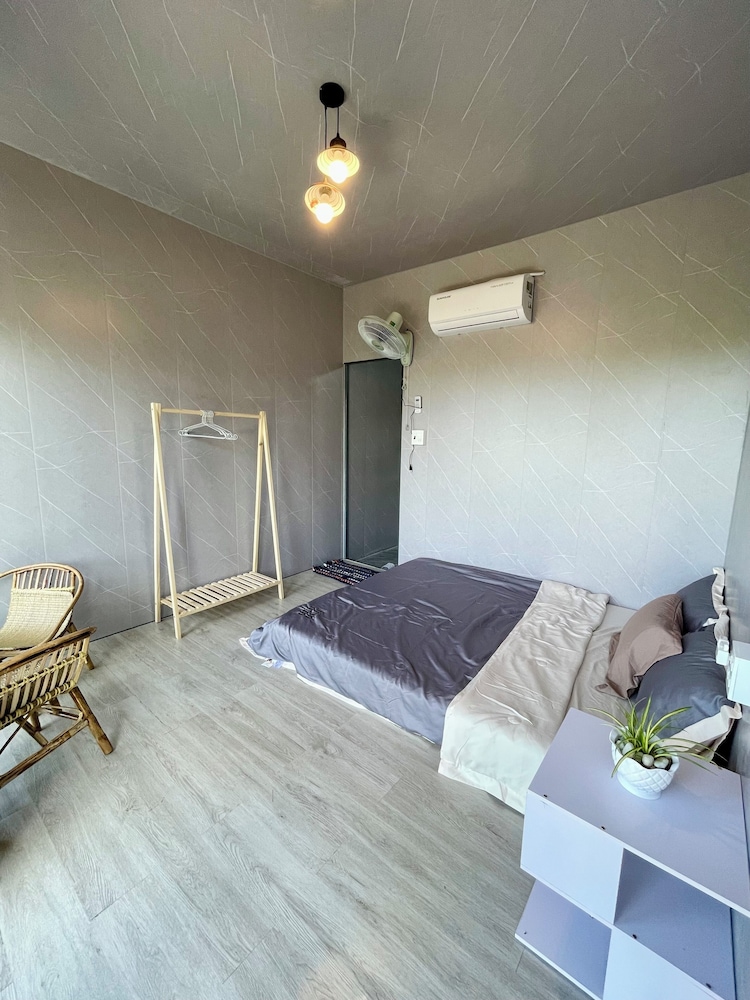 Double Room Single Use, 1 Queen Bed, Partial Sea View photo 1