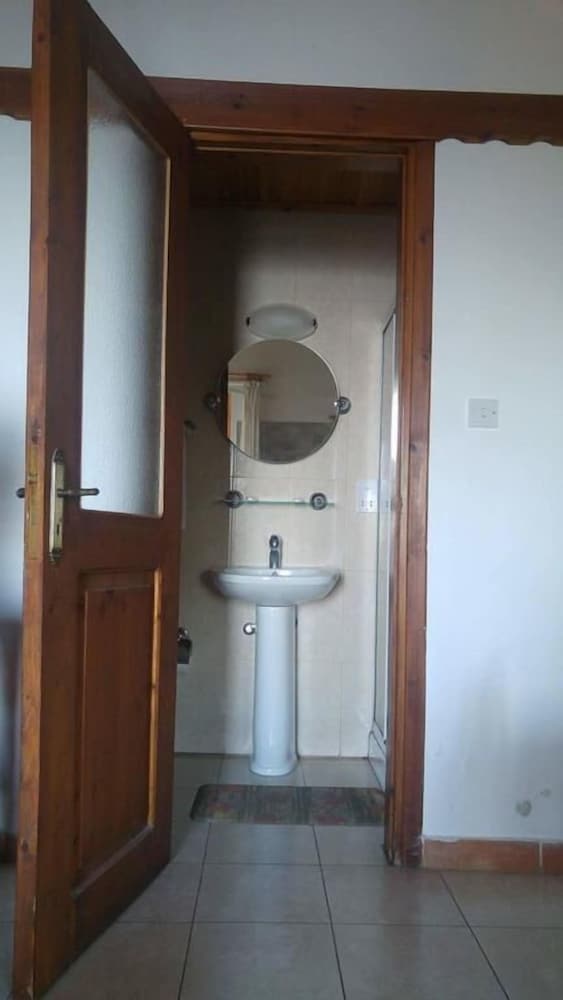 Basic Double or Twin Room, Mountain View photo 3