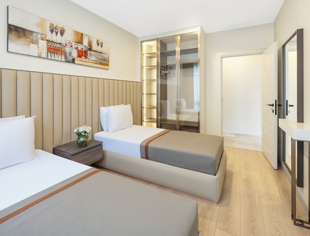 Deluxe Apartment, 3 Bedrooms, Corner photo 1