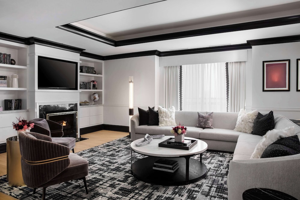 Presidential Suite, 1 King Bed (Roll-in Shower) thumbnail 6