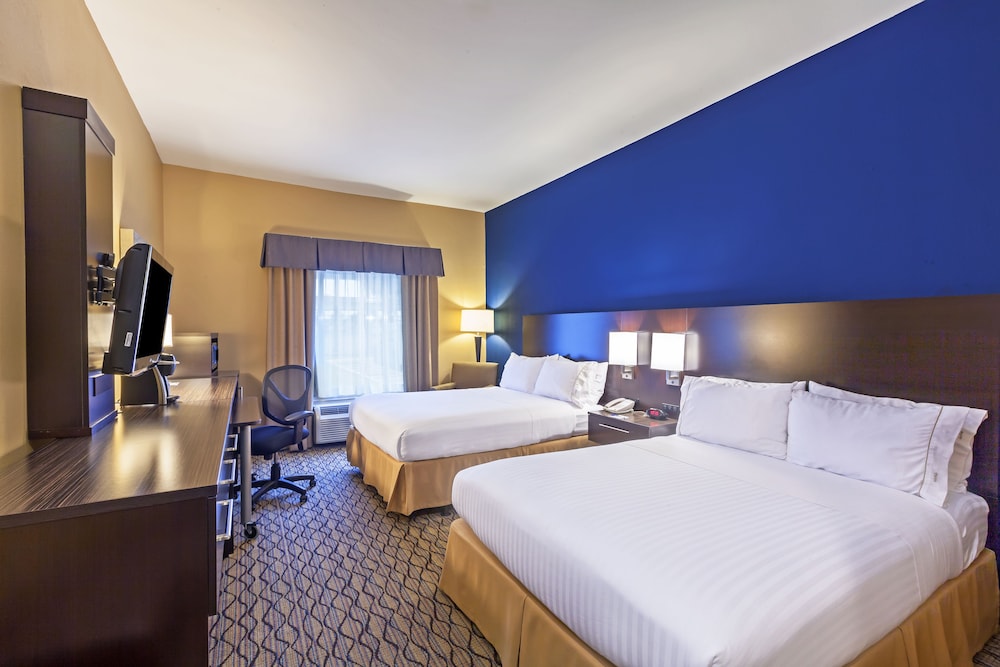 Suite, Multiple Beds (Additional Living Area) - Photo 2