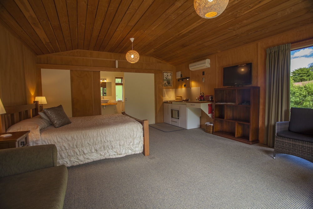 Romantic Studio, 1 King Bed, Garden View photo 3