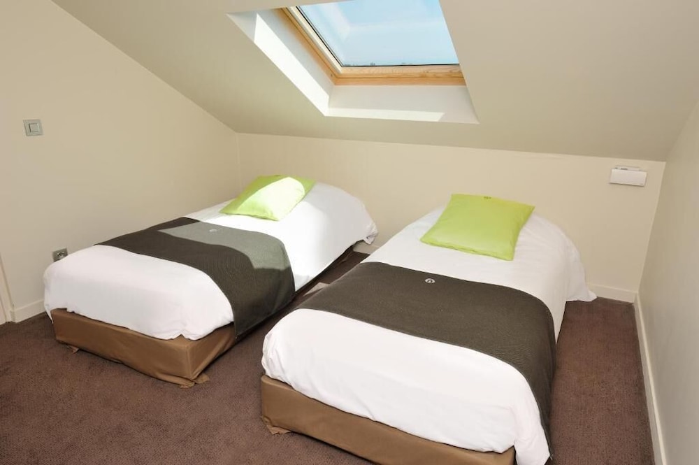 Standard Room, Multiple Beds photo 3