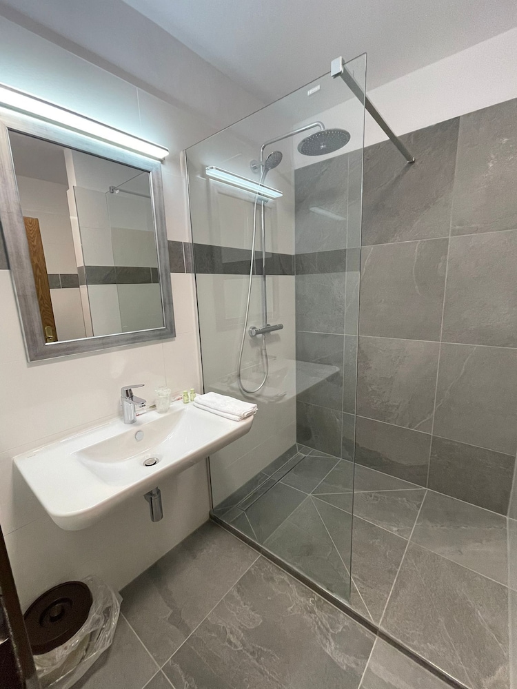 Basic Triple Room, Private Bathroom (Dreibettzimmer ) photo 3