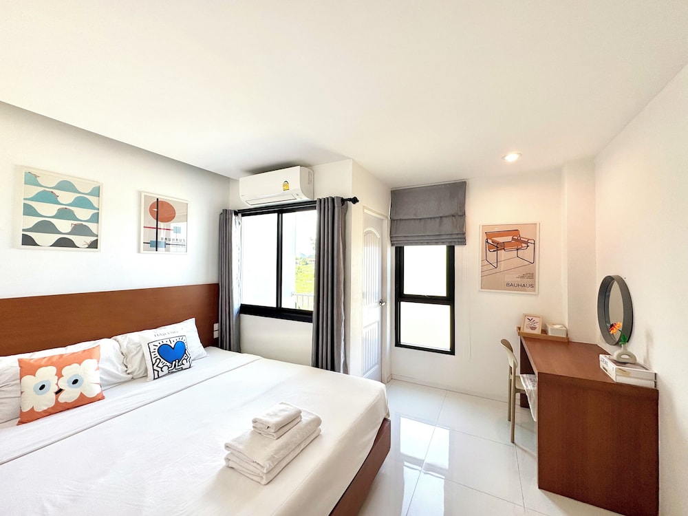 Basic Room, 1 King Bed, Balcony, Garden View photo 1