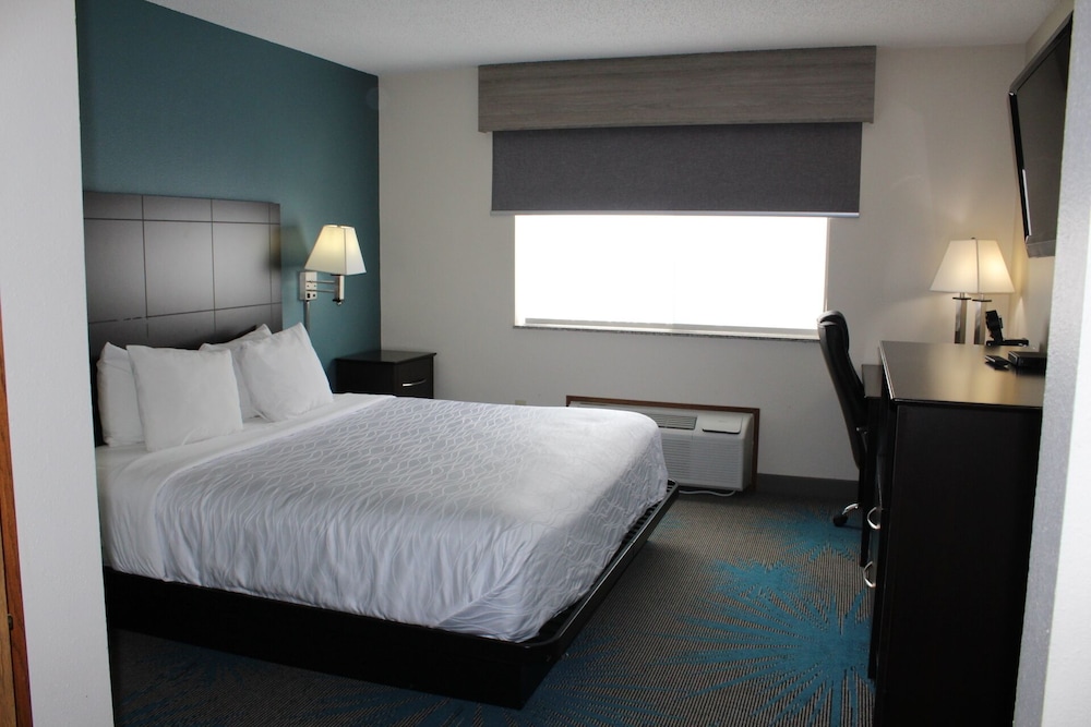 Room,1 King Bed, Accessible, Non Smoking - Photo 2