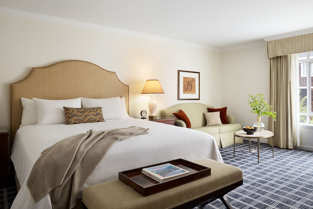Superior Room, 1 King Bed, Fireplace, Courtyard View photo 1