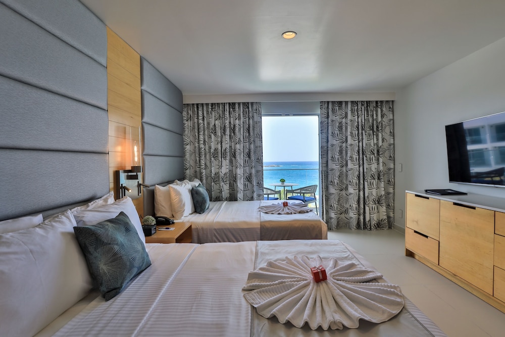Queen Double Oceanview Guestroom