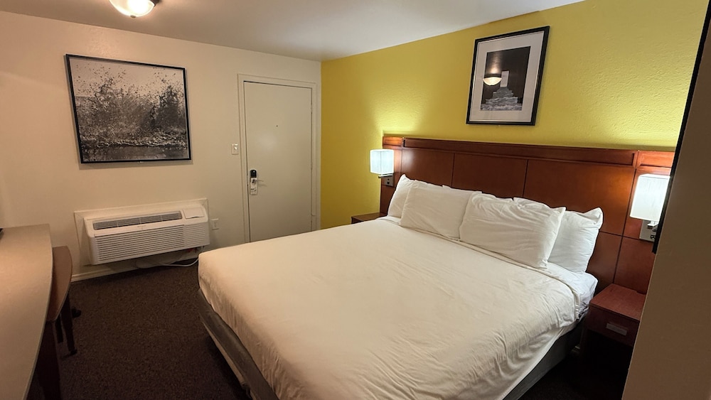 Signature Room, 1 King Bed, Non Smoking photo 1