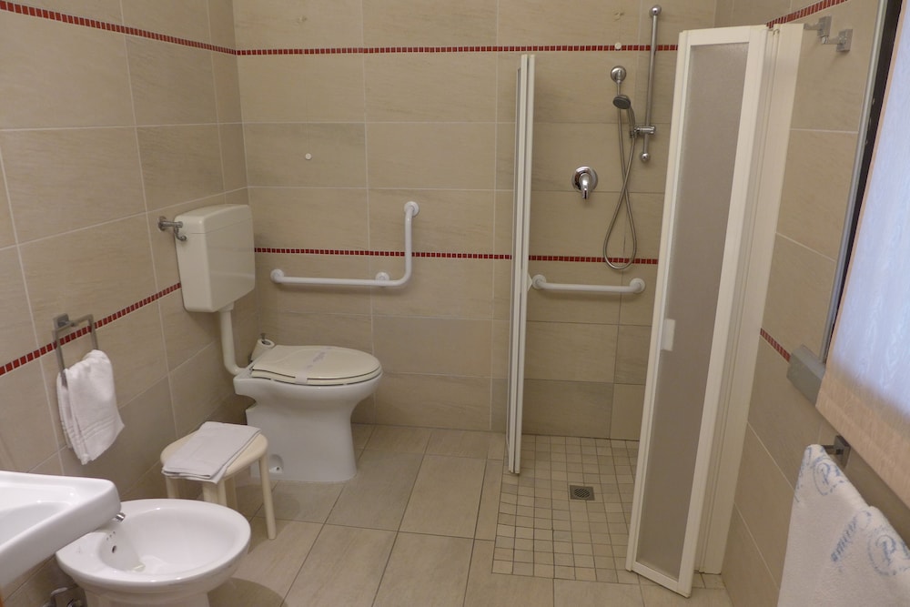 Room, Accessible photo 3