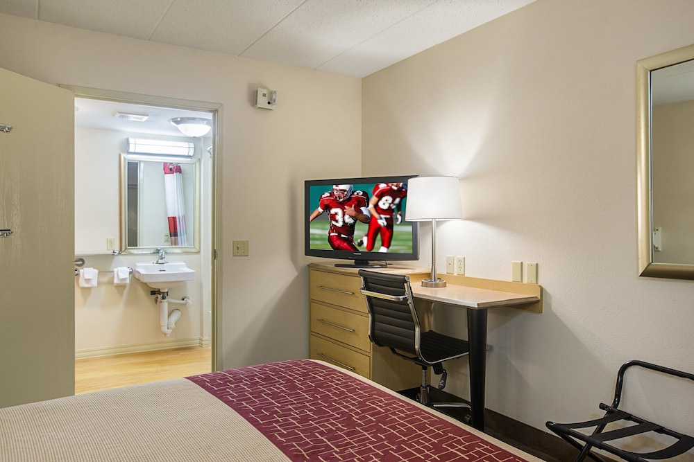 Deluxe Room, 1 King Bed, Accessible, Non Smoking - Photo 2