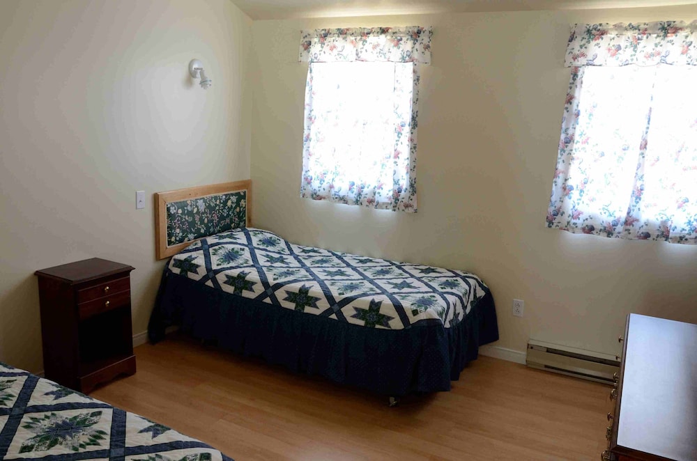 Family Cottage, 2 Bedrooms, Lake View (Unit 8) photo 3