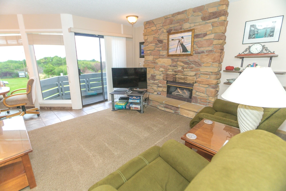 Signature Room, 1 King Bed with Sofa bed, Kitchen, Pool View (1 Bedroom Unit- Room 211-Pet Friendly) - Photo 9