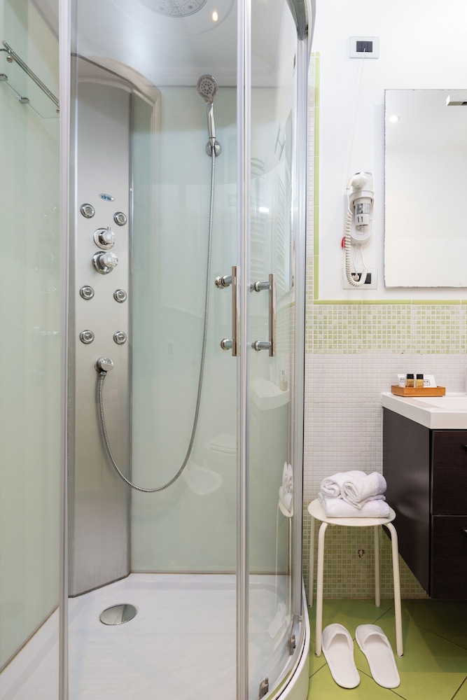 Family Quadruple Room, Private Bathroom photo 3